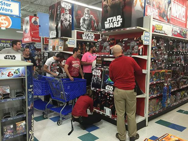 Ủa sao mấy chỗ đồ chơi này toàn khách nam vậy nè?