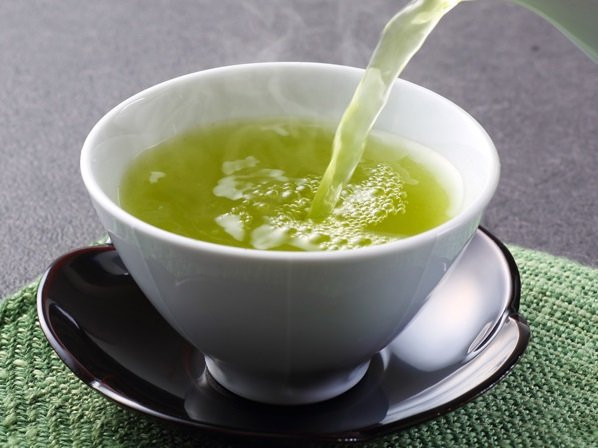  Trà xanh: Trà xanh chứa nhiều chất chống oxy hóa, mang đến nhiều lợi ích cho cơ thể. Chất EGCG trong trà xanh có công dụng thúc đẩy sản xuất glutahione - một hormone giúp vận chuyển độc tố ra khỏi cơ thể. Chất độc trong người càng ít thì mùi hôi sẽ giảm. Bạn có thể uống trà xanh hàng ngày để làm đẹp, chăm sóc cơ thể từ bên trong. Kiên trì thực hiện khoảng 4-5 tuần, bạn sẽ thấy mùi cơ thể giảm đi đáng kể.