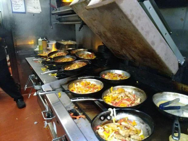 iờ đông khách là cả loạt chảo xoong nồi hoạt động như thế này đó