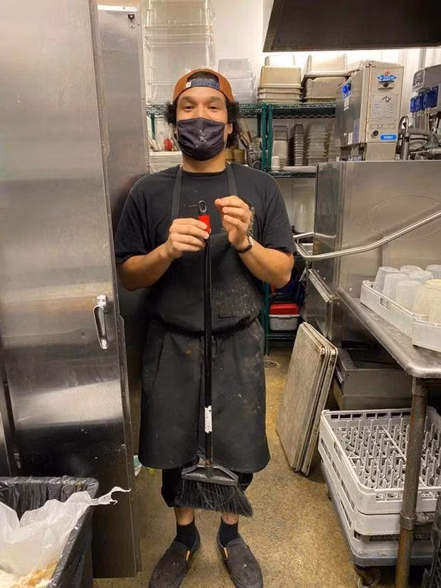 Cứ lúc chuẩn bị tan ca là sếp lại bắt lau dọn