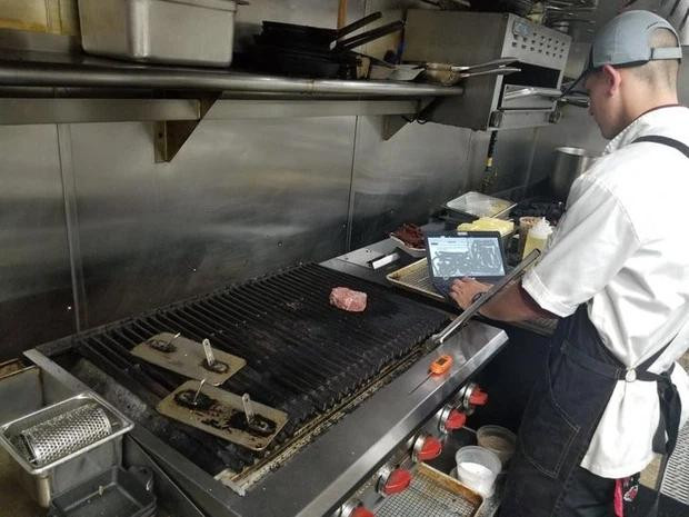 ông nhận nhiều khi cũng nhàn, có hẳn một miếng thịt bò trên bếp và còn thời gian chơi game.