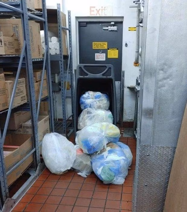 Rác lúc nào cũng chất đống la liệt