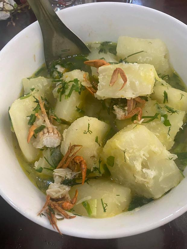 Có ai nhận ra đây là bát canh sắn cua đồng không ạ?