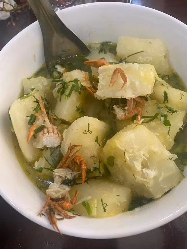 Có ai nhận ra đây là bát canh sắn cua đồng không ạ?