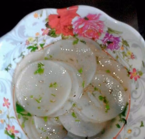 Nếu quá lười chiên phồng tôm, hãy ăn bằng cách luộc lên thế này, không cần nhai mà chỉ nuốt tọt vào họng thôi.