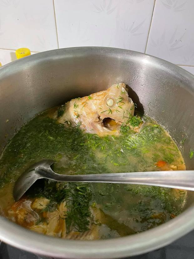 Đang tính múc canh ra ăn thì thấy cảnh tượng đáng sợ này!