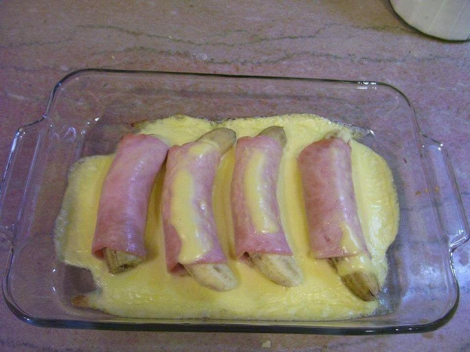 Không ai biết rằng, món này được làm bằng chuối bọc thịt hun khói và rưới đẫm sốt. Thật là một món ăn dưới địa ngục.