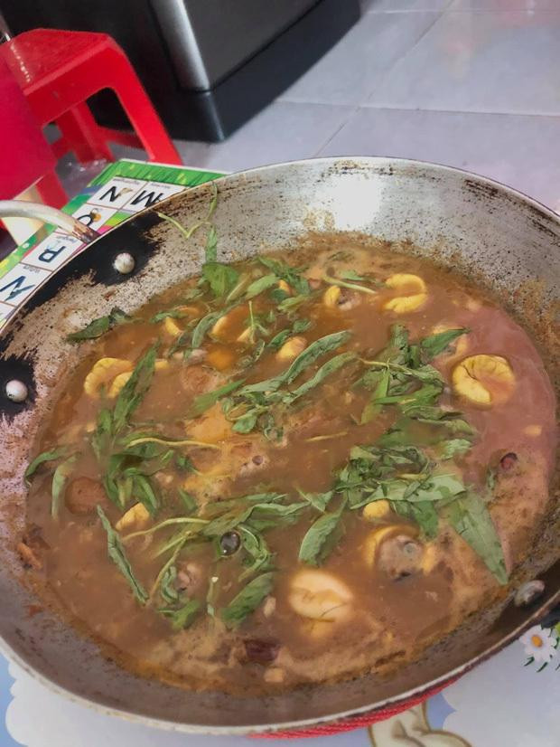  Phải công nhận căn bếp là "cái nôi" sản sinh ra muôn vàn kiểu nấu nướng kì lạ, sẵn sàng chấp nhận mọi cá tính cũng như sở thích dù là kì quặc nhất. Trong đó, những người thích nấu ăn nhưng chưa chắc đã tốt. Hoặc có kiểu người "khẩu vị nặng" đến nỗi sáng tạo nên các món nhìn vào chỉ biết lắc đầu "í ẹ". Nếu không tin, mời bạn xem qua ngay loạt khoảnh khắc đầy ám ảnh dưới đây! Ảnh: Trổ tài làm trứng cút lộn xào me mà khi nhìn thành phẩm, chính khổ chủ cũng không nhận ra đây là món gì!