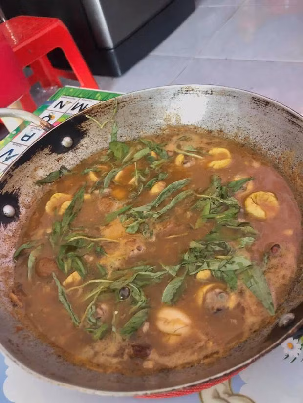  Phải công nhận căn bếp là "cái nôi" sản sinh ra muôn vàn kiểu nấu nướng kì lạ, sẵn sàng chấp nhận mọi cá tính cũng như sở thích dù là kì quặc nhất. Trong đó, những người thích nấu ăn nhưng chưa chắc đã tốt. Hoặc có kiểu người "khẩu vị nặng" đến nỗi sáng tạo nên các món nhìn vào chỉ biết lắc đầu "í ẹ". Nếu không tin, mời bạn xem qua ngay loạt khoảnh khắc đầy ám ảnh dưới đây! Ảnh: Trổ tài làm trứng cút lộn xào me mà khi nhìn thành phẩm, chính khổ chủ cũng không nhận ra đây là món gì!