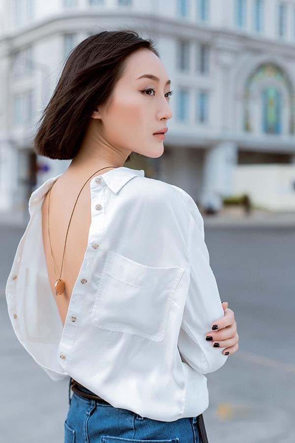 Áo sơ mi cho phép người mặc được phá cách và biến tấu đa phong cách. Với kiểu dáng cổ điển, áo sơ mi trắng khi mix cùng chân váy dài sẽ đem đến vẻ đẹp nữ tính, đầy trưởng thành, phảng phất sự tự tin của những cô gái công sở. Song, không ít người đẹp ghi điểm trong mắt các tín đồ thời trang nhờ mặc áo sơ mi theo nhiều phong cách khác nhau.