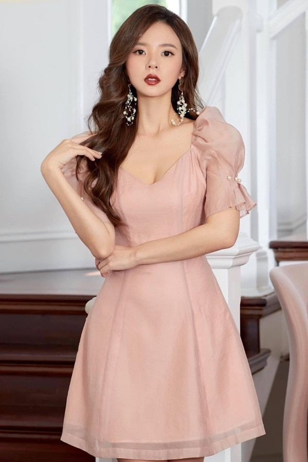 Midu ưu ái sự thanh lịch, nhẹ nhàng nhưng không ngừng làm mới phong cách. Không quá cầu kỳ và phô trương, cô khá đồng nhất về gu thời trang dù xuất hiện với hình ảnh ngọt ngào, nữ tính hay chững chạc, quyến rũ. Midu tên thật là Đặng Thị Mỹ Dung, sinh năm 1989, hiện là diễn viên, giảng viên thiết kế thời trang và doanh nhân, vừa hoạt động giải trí và kinh doanh. Cố từng là Á khoa trường ĐH Kiến trúc, đoạt giải Quán quân cuộc thi Hot V-teen 2007,...Midu đam mê và tham gia kinh doanh từ rất sớm.