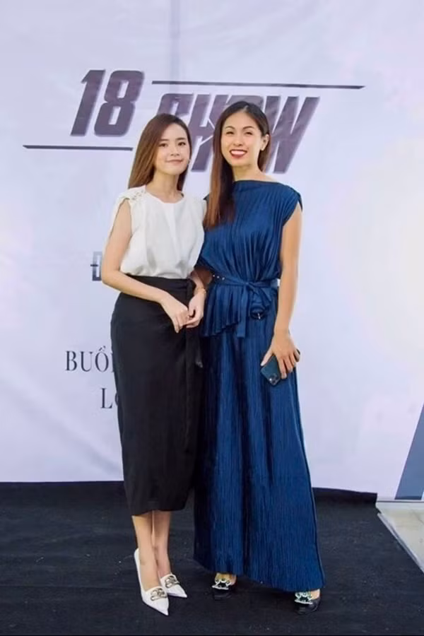 Xuất hiện trên giảng đường và những cuộc thi thiết kế, Midu thanh lịch và kín đáo với mẫu áo cánh dơi trắng kết hợp chân váy midi đen cùng điểm nhấn là chiếc nơ thắt ngang eo tạo tổng thể chuyên nghiệp cho nữ giảng viên. Ấn tượng mà Midu để lại trong lòng khán giả luôn là sự giản dị, gần gũi và nhẹ nhàng, không hề lỗi mốt.