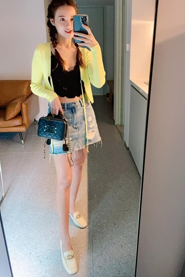 Midu chọn áo croptop cùng chân váy jeans cá tính, kèm túi da chần bông và giày lười sáng màu tạo cảm giác thoải mái cho những cuộc dạo phố. Với diện mạo xinh xắn cùng kinh nghiệm biến tấu trang phục theo hoàn cảnh, Midu không ngừng nhận được sự khen ngợi,.