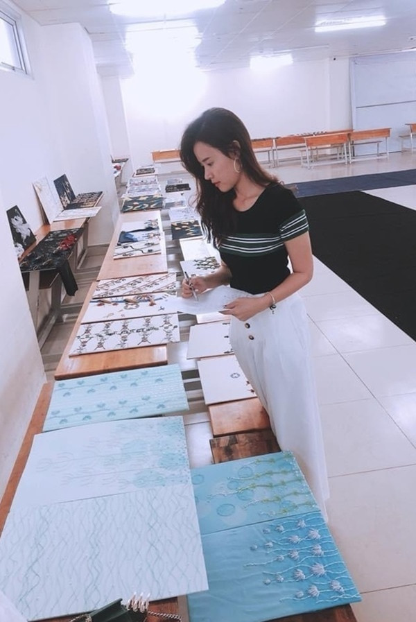 Phom áo suông, buông rộng kết hợp cùng quần ống đứng basic là lựa chọn cho công việc chấm thi, cũng như phù hợp với môi trường học đường trẻ trung và năng động. Đây là lối mix thông minh với hiệu ứng “hack chiều cao" dành cho những quý cô có thân hình nhỏ bé.