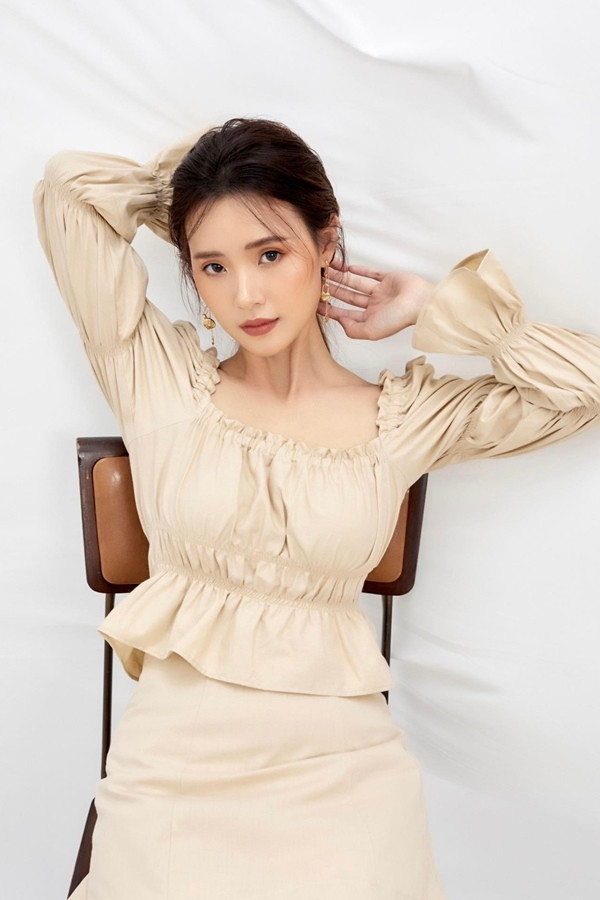  Midu xây dựng hình ảnh trẻ trung, thời thượng qua những thiết kế tối giản, tinh tế nhưng vẫn hút mắt. Những mẫu áo, đầm trơn cùng phom dáng đơn giản, kết hợp cùng tông màu trung tính, nhẹ nhàng như be, trắng, xanh ngọc, các gam pastel thường được nữ diễn viên ưa chuộng. Các thiết kế đều mang điểm nhấn nhẹ ở cổ, ngực hay cánh tay, khéo khoe bờ vai thanh tú, dịu dàng.