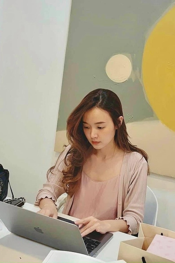 Đối lập với Midu lộng lẫy, cá tính trước ống kính và màn ảnh nhỏ, khoảnh khắc làm việc của cô dịu dàng, giản dị trong những set đồ bình dân, vintage. Tại không gian làm việc của cô, không còn sự hiện diện của những lớp váy phủ bạc, hay những mẫu đầm đính đá đầy bắt mắt với điểm nhấn là phụ kiện ngọc trai, kim loại…