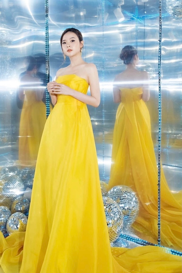 Bên cạnh những tông pastel nhẹ dịu, Midu từng phá cách với gam màu rực rỡ như đỏ, vàng tại các sự kiện, thảm đỏ. Những bộ cánh thướt tha cùng đường xẻ quyến rũ bên hông tạo nên chân dung một tiểu thư đài các, mang nét cuốn hút và trở thành tâm điểm.