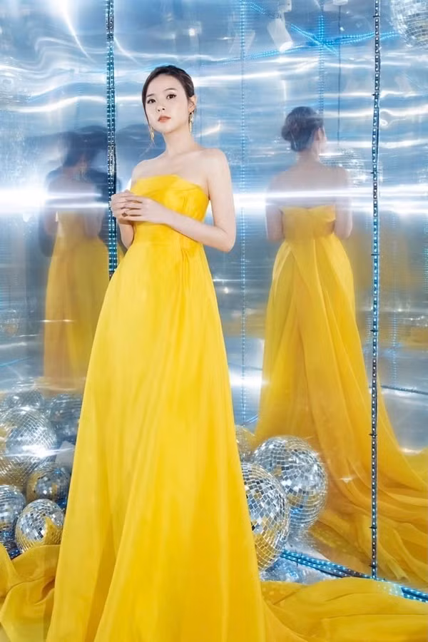 Bên cạnh những tông pastel nhẹ dịu, Midu từng phá cách với gam màu rực rỡ như đỏ, vàng tại các sự kiện, thảm đỏ. Những bộ cánh thướt tha cùng đường xẻ quyến rũ bên hông tạo nên chân dung một tiểu thư đài các, mang nét cuốn hút và trở thành tâm điểm.