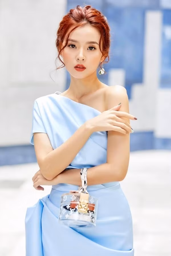 Midu thường xuất hiện với hình ảnh nữ tính, thanh lịch và trong trẻo. Với ưu điểm cánh tay và bờ vai thanh mảnh, những mẫu đầm trễ vai, lệch vai gắn liền với nữ diễn viên trong nhiều sự kiện thời trang hay hoạt động của giới showbiz.