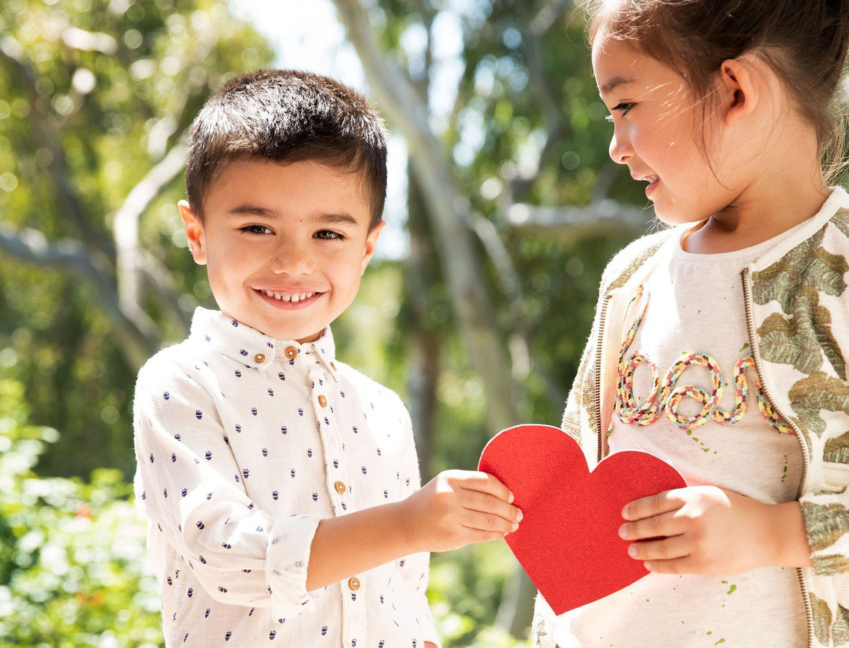  Đồng cảm với người khác: Cha mẹ có thể dạy con đồng cảm bằng cách đặt bản thân vào hoàn cảnh của người khác để cảm nhận. Bạn khuyến khích trẻ cố gắng nhớ suy nghĩ trước khi nói điều gì về ai đó và cảm thấy thế nào nếu ai đó làm như vậy với chúng. Khi có thể cảm nhận được suy nghĩ của người khác, con sẽ học được cách đồng cảm và tránh làm điều tiêu cực hơn. Ảnh: Parents.