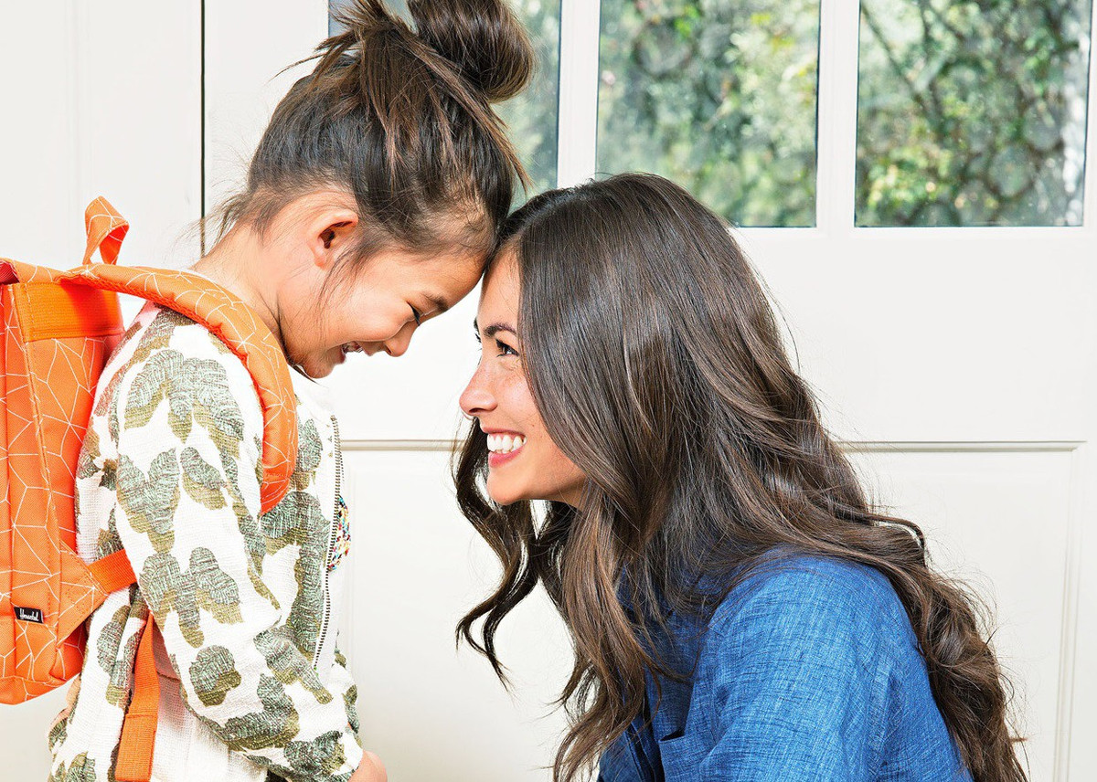  Cười nhiều hơn: Một nghiên cứu của Thụy Điển cho thấy khi mọi người nhìn người khác cười, cơ bắp của họ cũng tự động tạo thành nụ cười. Vì vậy, cha mẹ có thể chơi trò mỉm cười với con để trẻ thấy nụ cười thực sự có thể lây lan như thế nào. Hành động mỉm cười đơn giản có thể lan tỏa sự ấm áp của lòng nhân ái, khi mà mọi người cười đáp lại nhau và tiếp tục lan tỏa nụ cười đó. Ảnh: Parents.