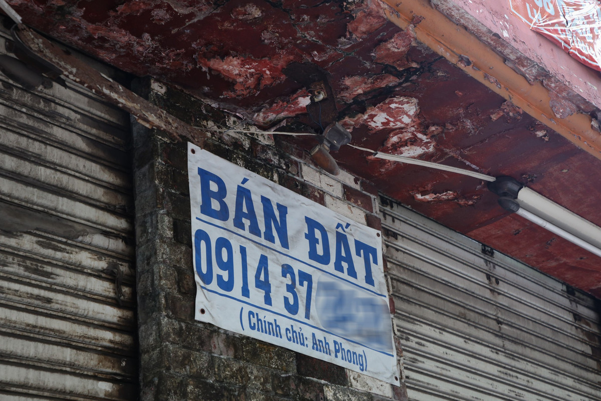 Nhiều mặt bằng để không nên trần nhà xuống cấp, hư hỏng.