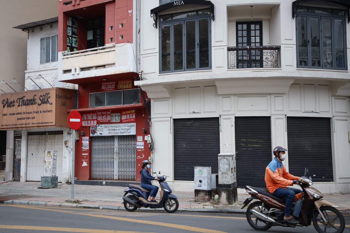 Góc ngã 4 đường Lê Thánh Tôn giao với đường Nam Kỳ Khởi Nghĩa cũng đang tìm chủ mới cho mặt bằng. Nhiều biển hiệu cho thuê nhà, thậm chí nhấn mạnh "chính chủ cho thuê" được dán chi chít trên tường. Tuy nhiên khi liên hệ, mỗi môi giới đưa một giá, chênh lệch lên tới vài chục triệu đồng/tháng.