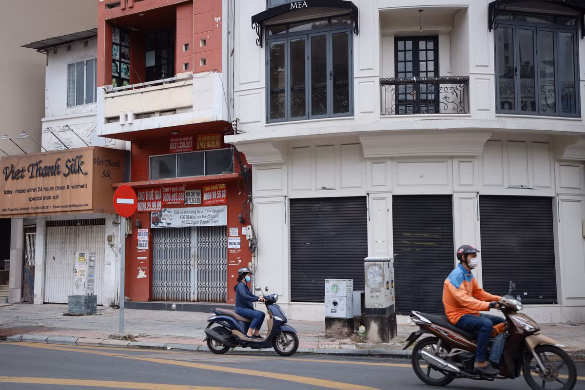 Góc ngã 4 đường Lê Thánh Tôn giao với đường Nam Kỳ Khởi Nghĩa cũng đang tìm chủ mới cho mặt bằng. Nhiều biển hiệu cho thuê nhà, thậm chí nhấn mạnh "chính chủ cho thuê" được dán chi chít trên tường. Tuy nhiên khi liên hệ, mỗi môi giới đưa một giá, chênh lệch lên tới vài chục triệu đồng/tháng.