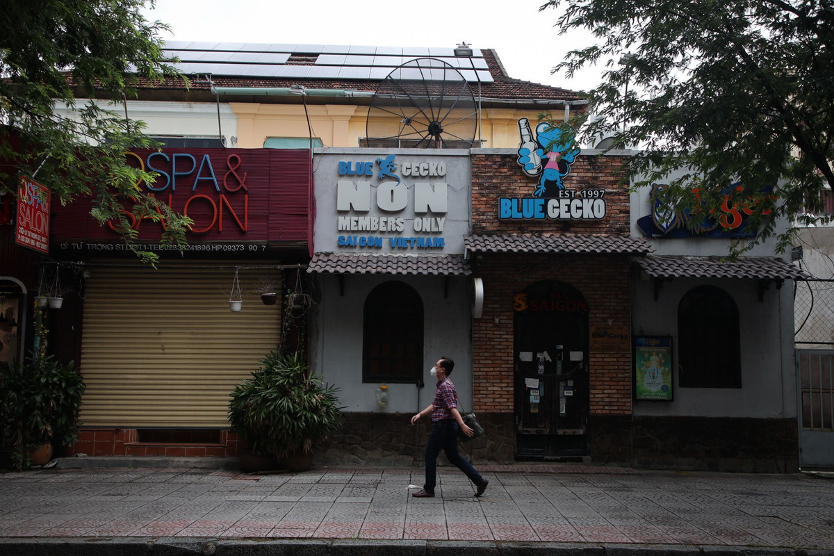 Các quán nhậu tại đường Lý Tự Trọng chưa mở cửa đón khách vì quy định hàng quán không được bán rượu bia, trừ các cửa hàng tại TP Thủ Đức và quận 7.