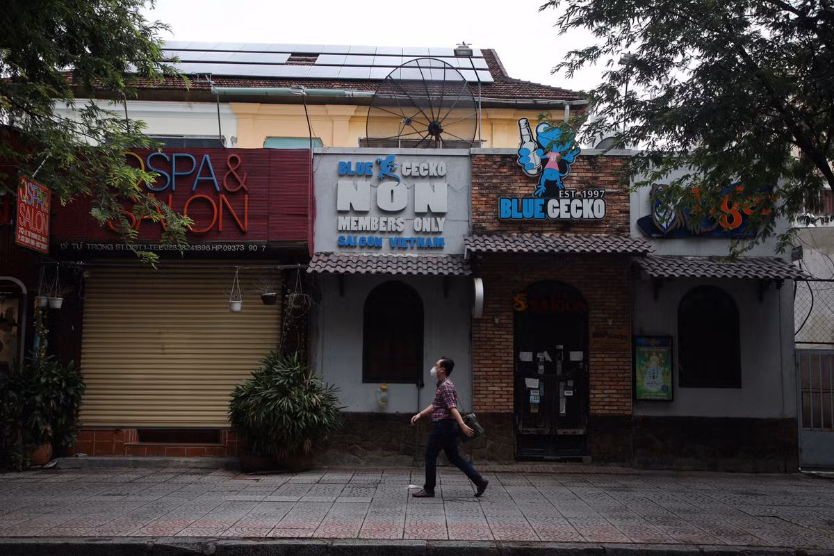 Các quán nhậu tại đường Lý Tự Trọng chưa mở cửa đón khách vì quy định hàng quán không được bán rượu bia, trừ các cửa hàng tại TP Thủ Đức và quận 7.