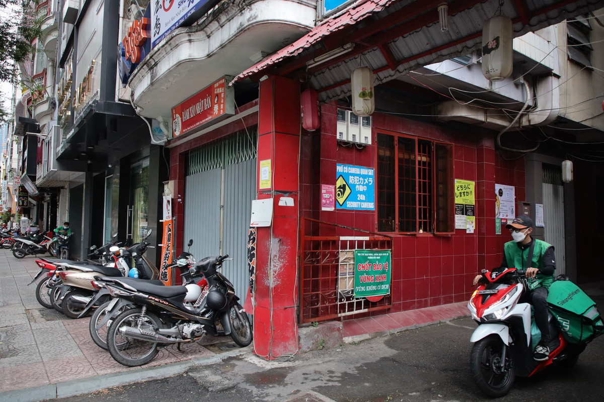 Đường Lê Thánh Tôn có nhiều nhà hàng Nhật Bản và dịch vụ massage. Không chỉ mặt tiền, các hẻm nhỏ trên đường cũng từng sôi động với nhiều dịch vụ kinh doanh. Tuy nhiên, hàng quán tại đây vẫn đóng cửa im lìm.