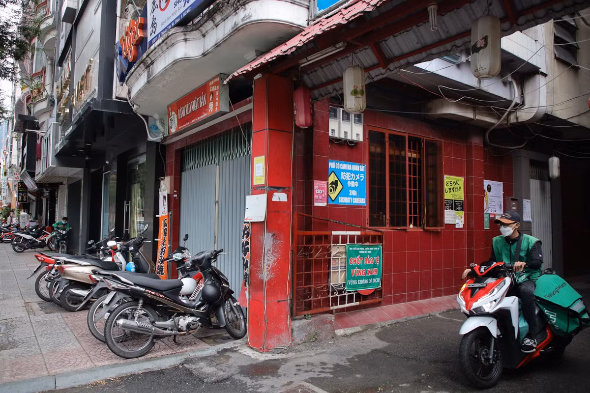 Đường Lê Thánh Tôn có nhiều nhà hàng Nhật Bản và dịch vụ massage. Không chỉ mặt tiền, các hẻm nhỏ trên đường cũng từng sôi động với nhiều dịch vụ kinh doanh. Tuy nhiên, hàng quán tại đây vẫn đóng cửa im lìm.