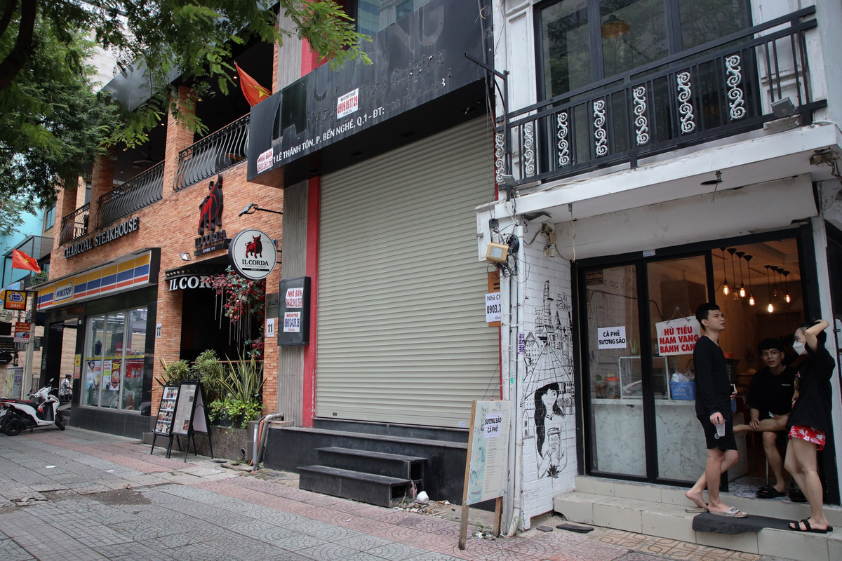 "Mặt bằng này từng là nhà hàng ẩm thực Thái Lan, vừa mới dọn dẹp, trả nhà được nửa tháng sau 5 tháng liên tiếp đóng cửa", nhân viên quán ăn gần mặt bằng trống ở đường Lê Thánh Tôn cho biết.