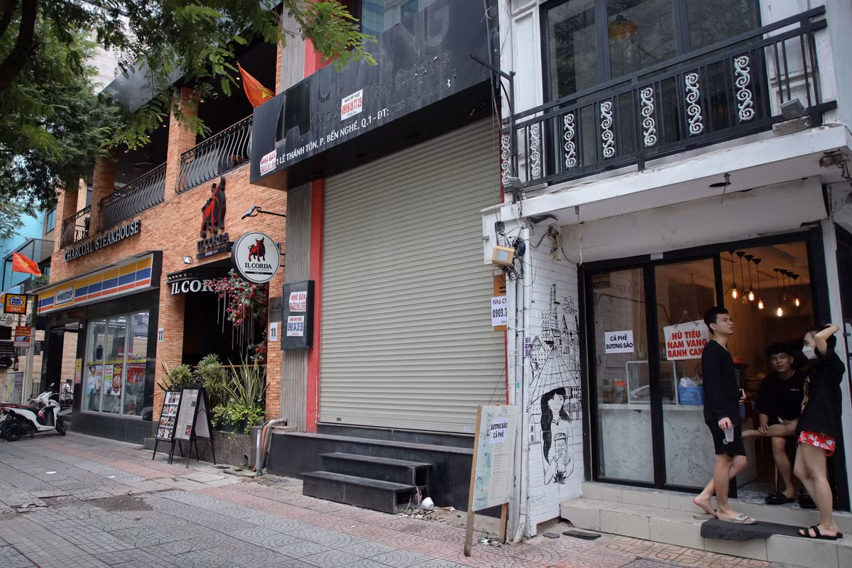 "Mặt bằng này từng là nhà hàng ẩm thực Thái Lan, vừa mới dọn dẹp, trả nhà được nửa tháng sau 5 tháng liên tiếp đóng cửa", nhân viên quán ăn gần mặt bằng trống ở đường Lê Thánh Tôn cho biết.