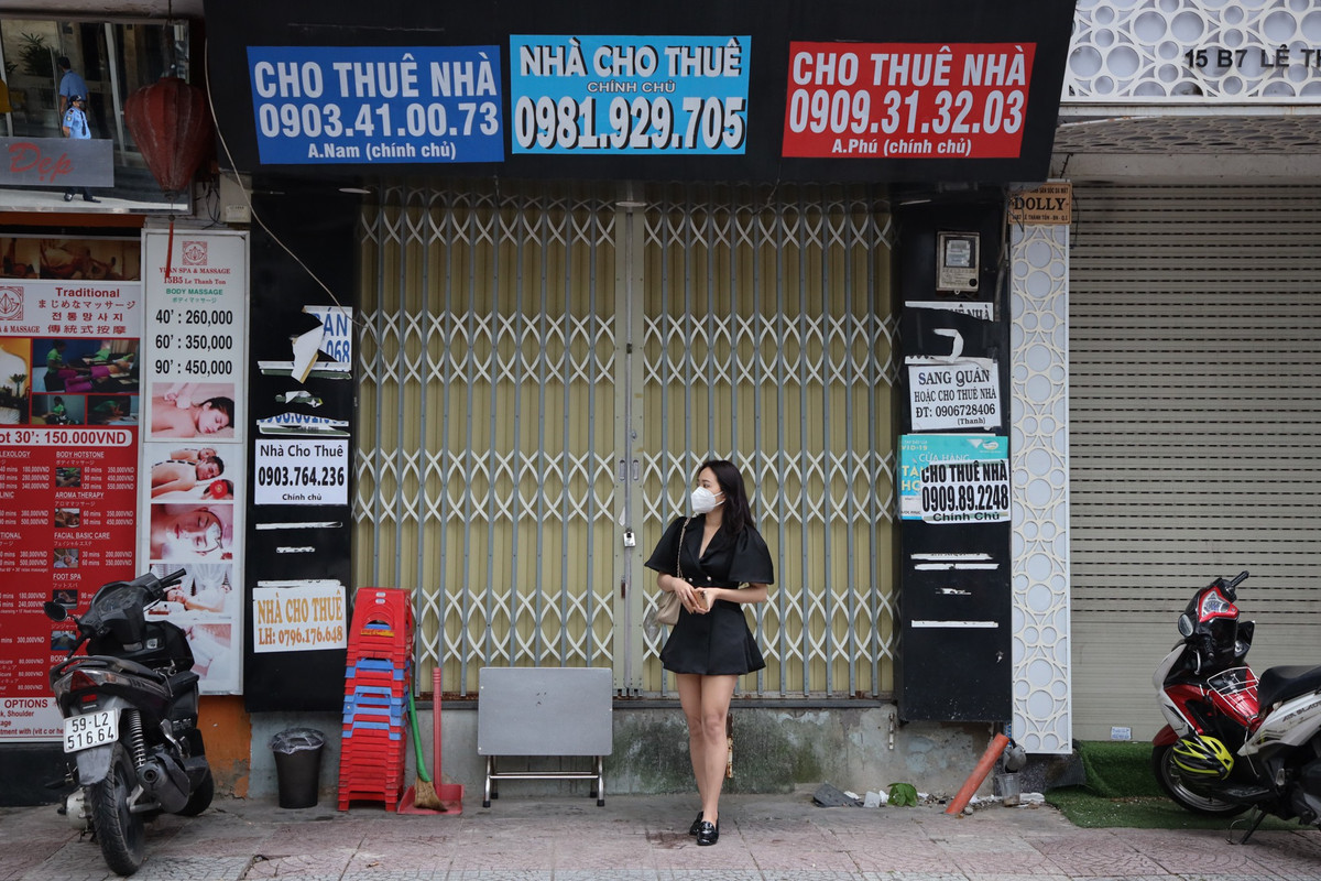 Chị My (ngụ tại quận 1) cho biết sau thời gian giãn cách xã hội ở TP.HCM, xuất hiện rất nhiều mặt bằng cho thuê tại đường Lê Thánh Tôn. "Tôi thấy hầu hết mặt bằng sang nhượng trước đây kinh doanh dịch vụ spa, massage. Khách nước ngoài không có, khách Việt cũng chưa được sử dụng dịch vụ này nên nhiều chủ quán không cầm cự nổi. Chỉ có một số quán ăn hoạt động trở lại nhưng khá vắng khách", chị nói.