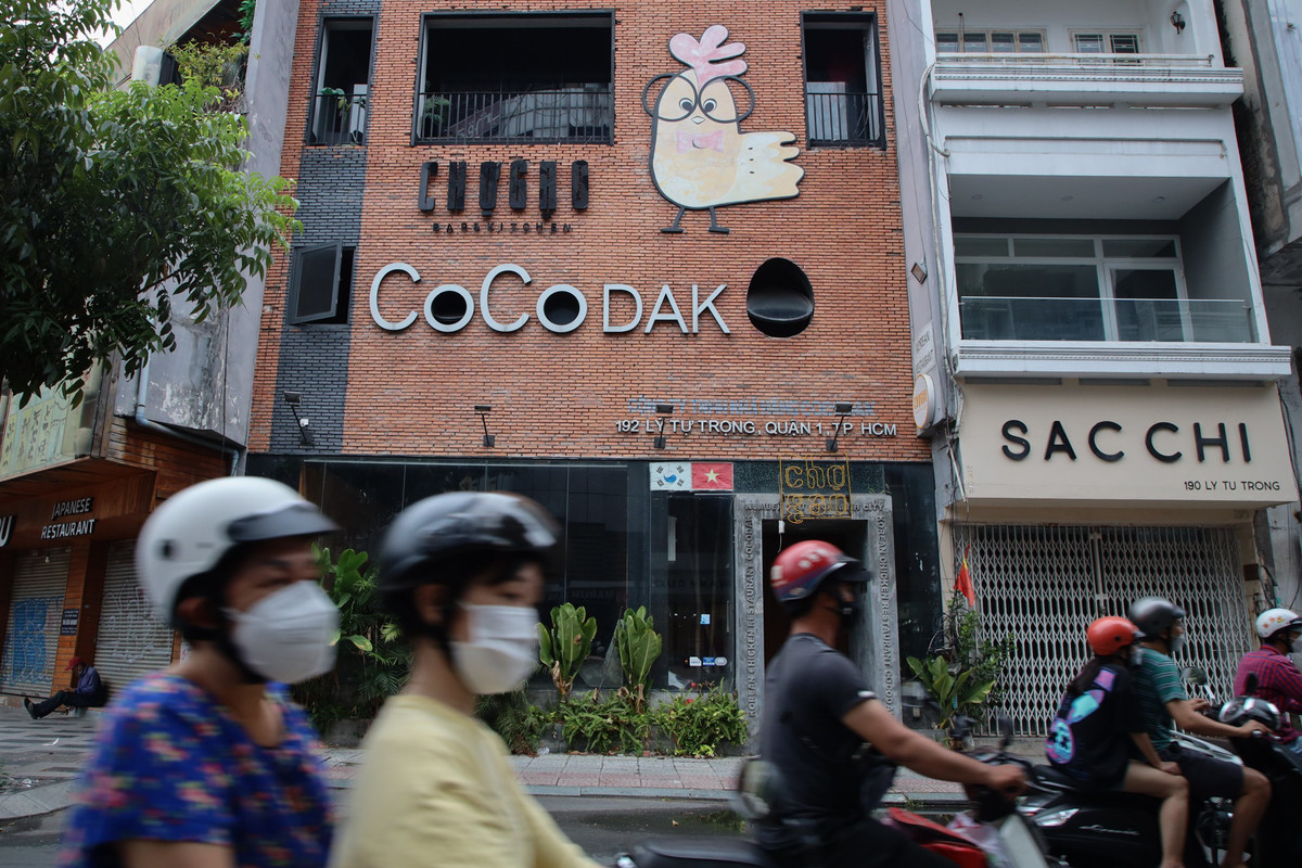 Phòng trà Chợ Gạo - một tụ điểm âm nhạc quen thuộc trên đường Lý Tự Trọng - đóng cửa. Anh Hà Thanh Phúc - chủ quán - cho biết chủ nhà đã bán mặt bằng này do không gồng gánh nổi sau một thời gian khó khăn.