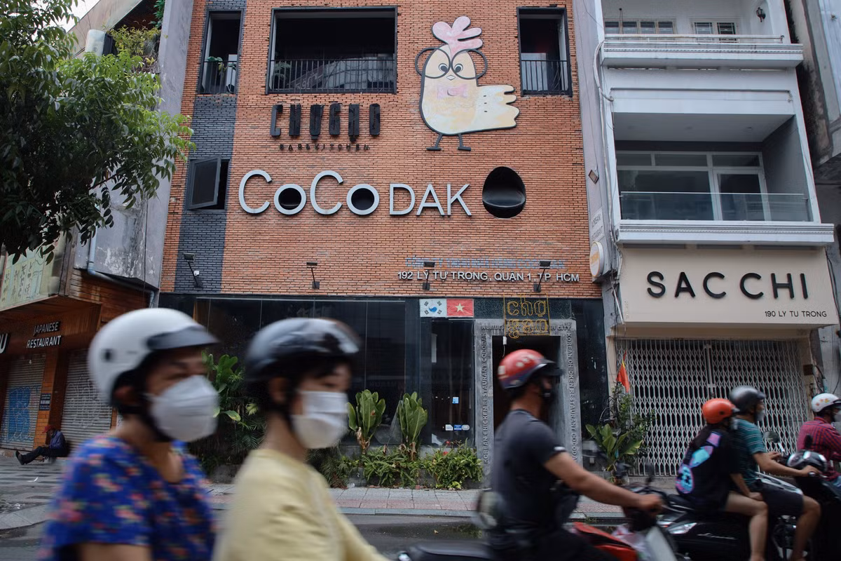 Phòng trà Chợ Gạo - một tụ điểm âm nhạc quen thuộc trên đường Lý Tự Trọng - đóng cửa. Anh Hà Thanh Phúc - chủ quán - cho biết chủ nhà đã bán mặt bằng này do không gồng gánh nổi sau một thời gian khó khăn.