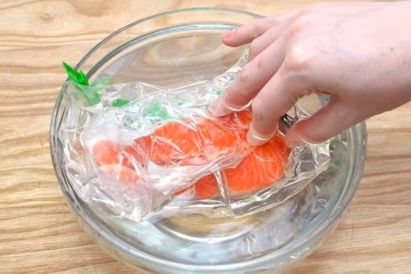  8. Thực phẩm đã rã đông: Nếu bạn lấy thực phẩm tươi sống như thịt, cá… ra khỏi ngăn đông, tuyệt đối không cất lại vị trí cũ. Do thực phẩm đã rã đông có thể bị biến đổi cấu trúc, hương vị và vi khuẩn gây hại có thể xâm nhập vào thịt nhanh hơn thông thường. Thế nên, bạn cần chia nhỏ thực phẩm tươi sống và lấy lượng vừa đủ dùng để không thừa thức ăn.