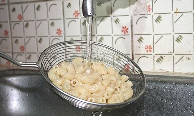  7. Mì ống: Mọi người thường có thói quen chế biến thực phẩm rồi cho vào tủ đông để khi cần dùng bạn chỉ cần hâm nóng lại là có một bữa ăn ngon lành và tiện lợi. Nhưng bạn không nên để mì ống hay nui vào đông đá. Vì quá trình đông lạnh ảnh hướng xấu tới kết cấu của sợi mì và biến chúng thành một dung dịch bột nhầy nhụa.