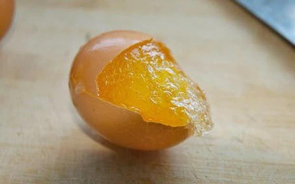  1. Trứng nguyên vỏ: Bỏ trứng vẫn còn nguyên vỏ vào tủ đông không phải là ý tưởng hay để kéo dài thời hạn sử dụng. Bởi vì lòng trắng bên trong trứng giãn nở khi đông lạnh, khiến lớp vỏ bên ngoài bị nứt vỡ. Lúc này, trứng rất dễ bị vi khuẩn tấn công, nhanh hỏng và gây mùi hôi cho tủ đông. Nếu bạn muốn đông lạnh trứng, hãy lấy lòng trắng và lòng đỏ ra khỏi vỏ rồi đánh cho đến khi đều và bảo quản trong hộp đậy kín.