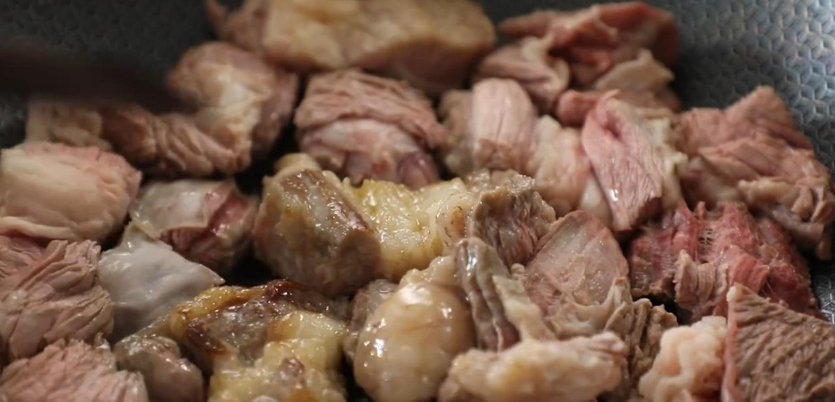 Bước 4: Phi thơm hành và tỏi với phần dầu còn lại của thịt bò đã xào.