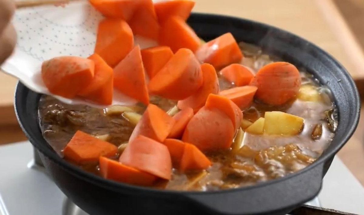 Như vậy là món ăn đã hoàn thành. Thịt thăn bò kết hợp với bia khiến mọi người ai cũng thích mê, ăn hết miếng này đến miếng khác, cái lạnh được đánh bay đi, ngồi cùng vài người bạn thân, tán gẫu và ăn uống phải gọi là “đỉnh của chóp”.