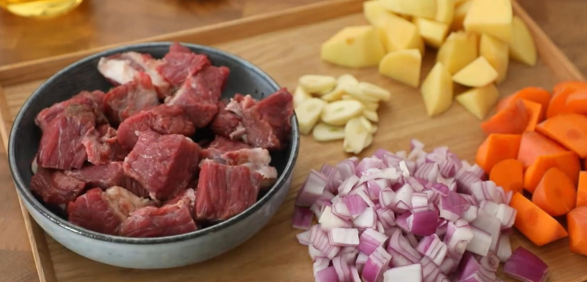 Bước 2: Luộc thịt bò trong nước lạnh cho đến khi nước sôi, vớt thịt ra đĩa để dùng sau.