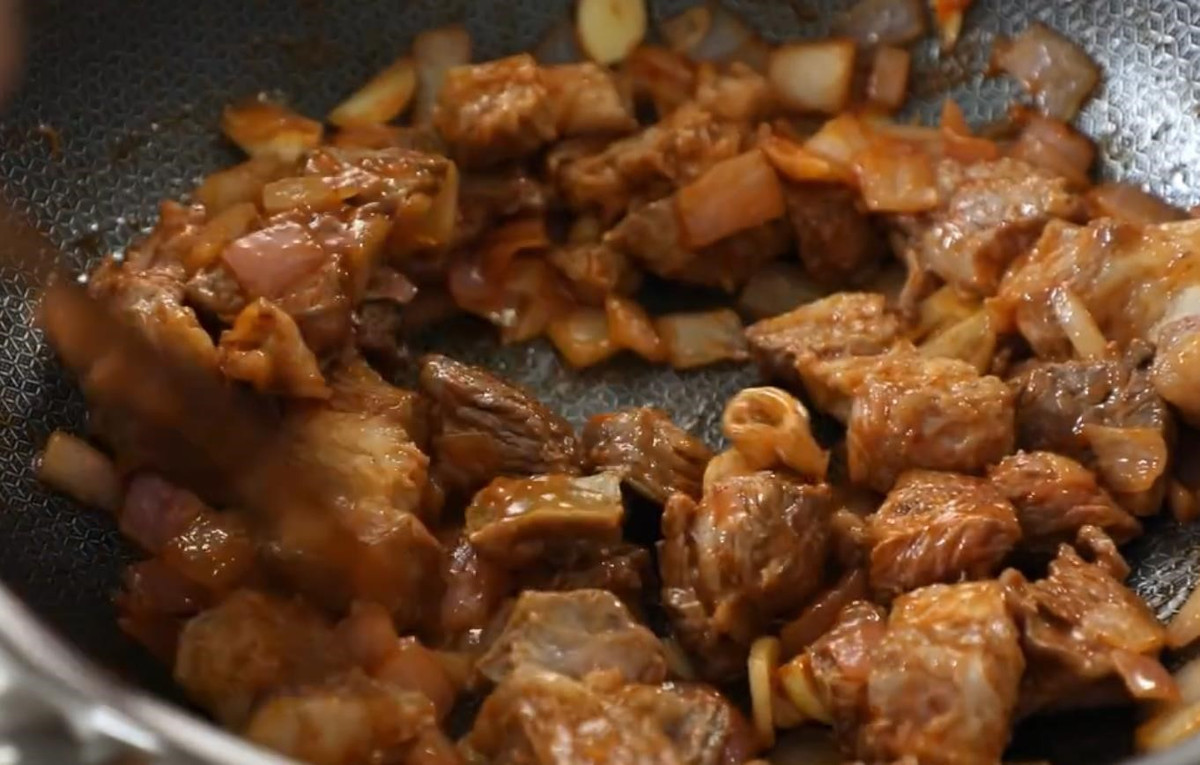 Bước 6: Cho 500ml bia và 300ml nước (nếu thích mùi thơm của lúa mạch có thể cho toàn bia) vào nồi đun sôi.