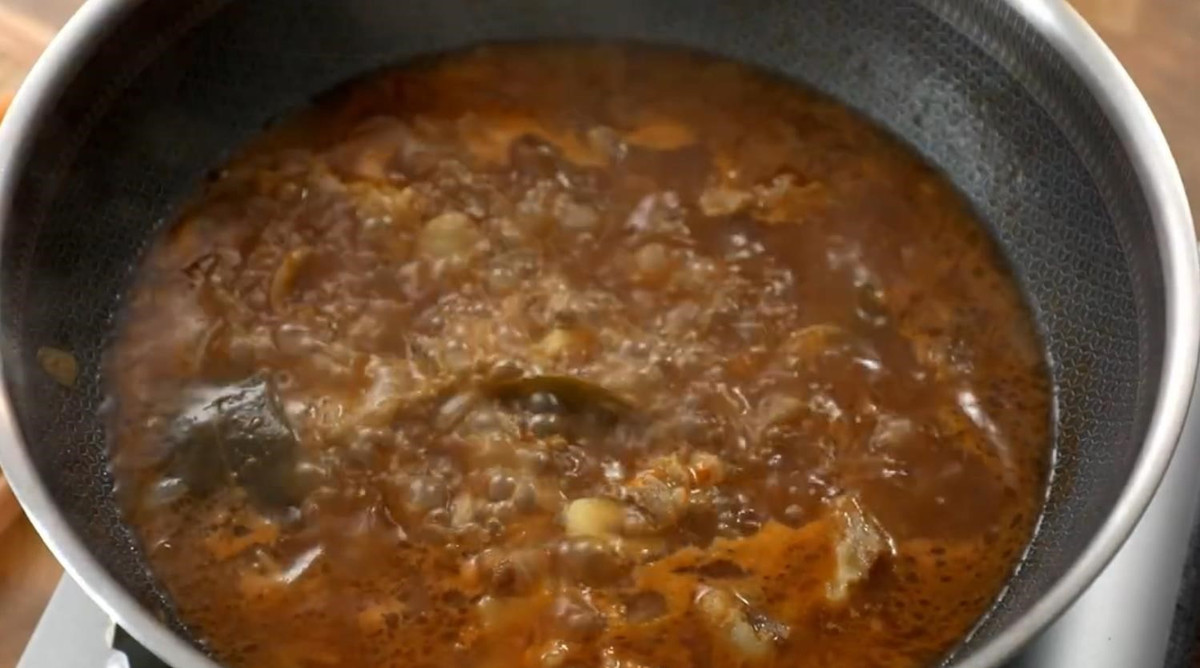 Bước 8: Thêm khoai tây và cà rốt, đậy nắp nồi và đun nhỏ lửa trong 30 phút. Thêm rau mùi để món ăn thơm hơn.