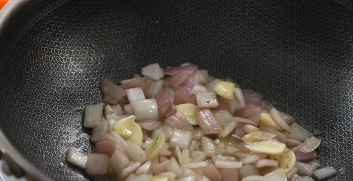 br/> Bước 5: Cho tiếp 3 muỗng xốt cà chua vào, đảo đều. Sau đó, cho thịt bò vào, xào đến khi thịt đổi màu.