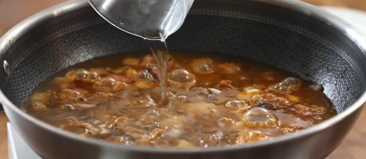 Bước 7: Sau khi sôi, cho 3 lát lá nguyệt quế, nửa thìa muối, 1 thìa xì dầu nhạt, 1 thìa hạt tiêu đen vào khuấy đều. Đậy nắp nồi, đun nhỏ lửa trong một giờ.