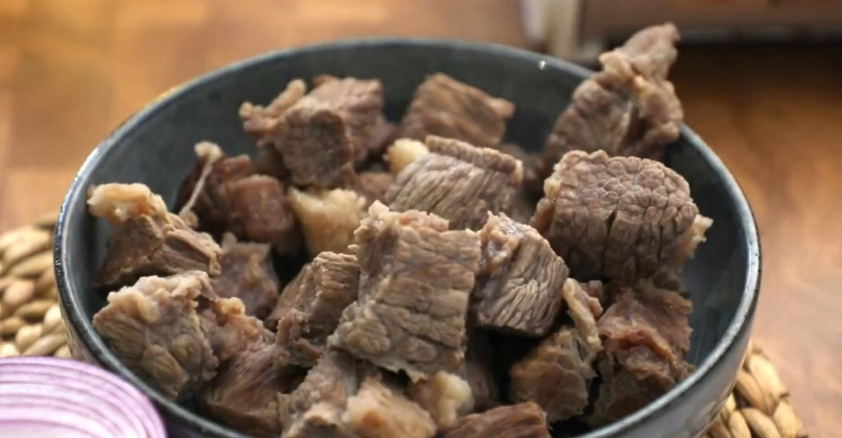 Bước 3: Cho dầu vào nồi đun nóng, vặn lửa nhỏ rồi cho thịt bò vào đảo đến khi hơi cháy một mặt thì lật lại. Cho thịt đã xào vào bát và để riêng.