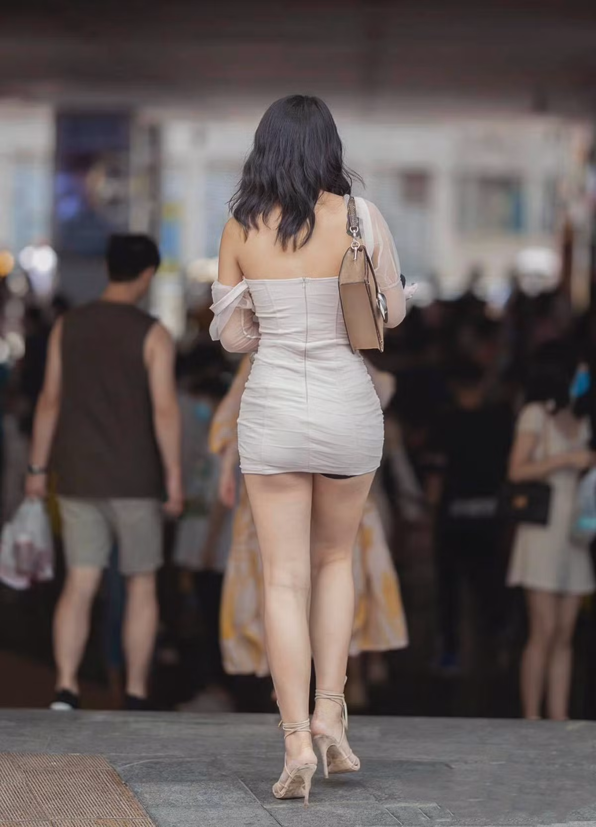 Tuy nhiên, không ít người đẹp bị mất điểm vì mặc váy bó, ngắn, để lộ quần bảo hộ, điển hình như cô gái này. Lựa chọn sai nội y là lỗi thời trang cơ bản mà nhiều chị em thường mắc phải khi diện bodycon nhưng không phải ai cũng đủ tinh tế để nhận ra.