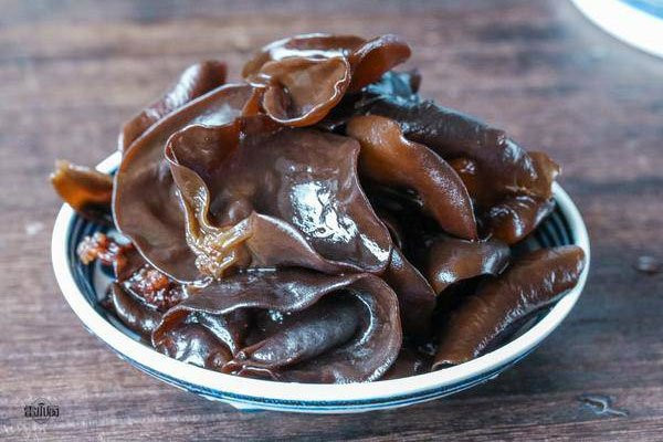 Mộc nhĩ: 100 gram mộc nhĩ chứa tới 115mg canxi. Ngoài ra, loại thực phẩm này còn chứa nhiều sắt, có tác dụng bồi bổ cơ thể, ngừa thiếu máu do thiếu sắt.